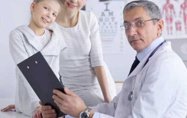 Klein meisje met haar moeder op consult bij een dokter — Stockfoto