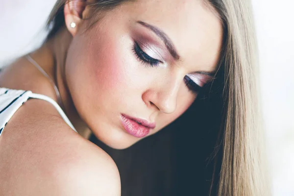 Hermosa cara de mujer primer plano estudio en blanco —  Fotos de Stock