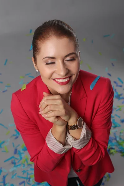 Портрет красива щаслива жінка на святкуванні вечірки з конфетті. День народження або новорічна ніч святкування концепції . — стокове фото