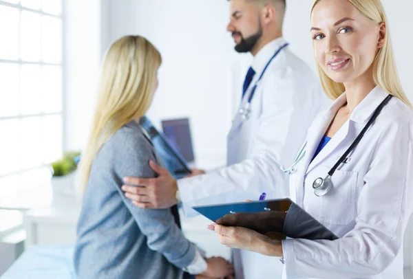 Guapo doctor masculino consultando a un par sobre infertilidad en su consultorio médico — Foto de Stock