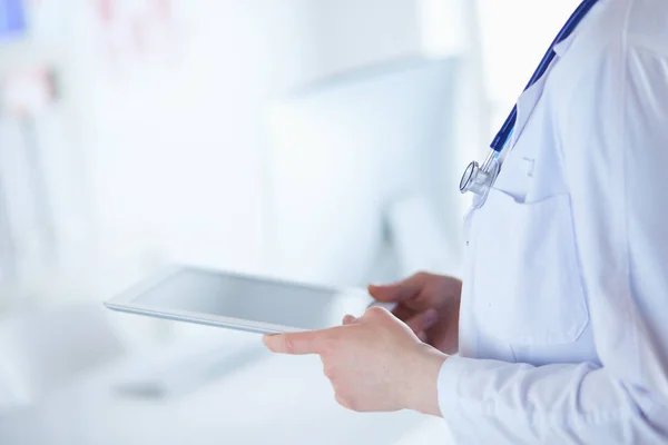 病院のロビーでタブレットコンピュータを使用している女性医師 — ストック写真