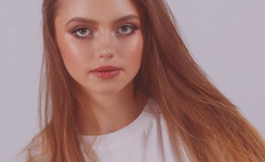 Güzel genç kadın yüzünün yakın portresi.