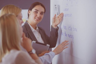 İş, eğitim ve ofis konsepti - yönetim kurulu ile iş ekibi bir şey tartışıyor.