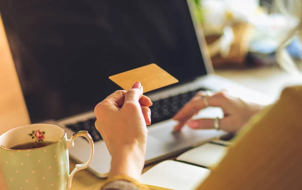 Jovem segurando cartão de crédito e usando computador portátil. Conceito de compras online — Fotografia de Stock