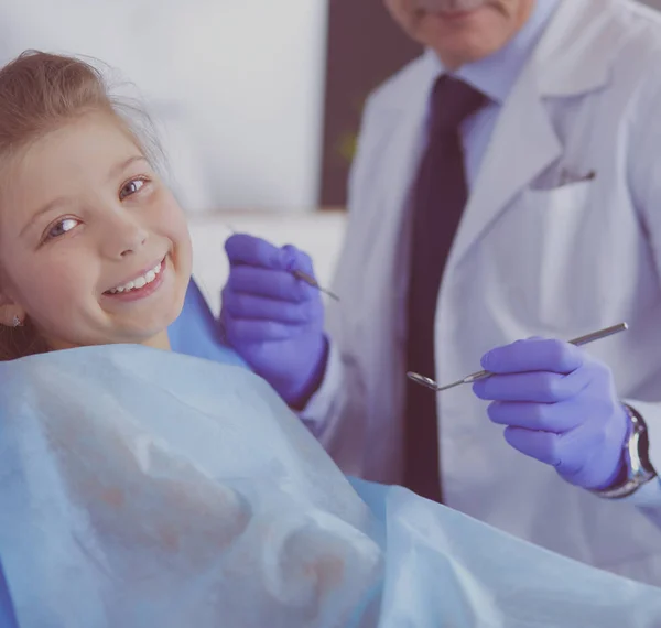 坐在牙医办公室里的小女孩 — 图库照片