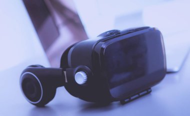 Bilgisayarlı sanal gerçeklik gözlükleri. İş. 3D teknoloji