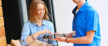 Mavi üniformalı gülümseyen kurye servis konseptine paket kutusu teslim eden teslimatçı. Mavi üniformalı gülümseyen teslimatçı.