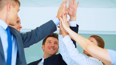 İş adamları kendi elleriyle birlikte bir daire içinde