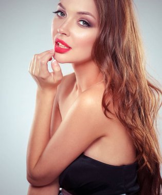 Güzel genç kadın portresi. Beyaz arka plan üzerinde izole