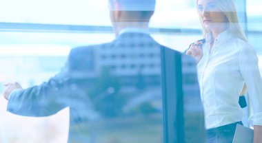 Başarılı iş takım ayakta Office gülümseyerek. iş