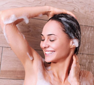 Genç beautyful kadın banyoda duş altında