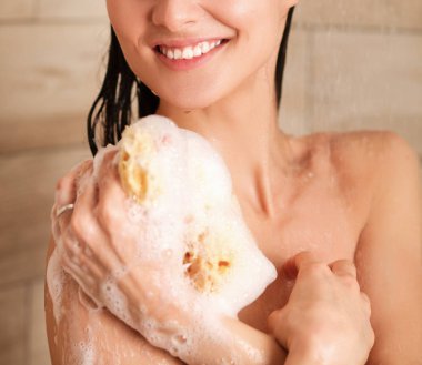 Genç beautyful kadın banyoda duş altında.