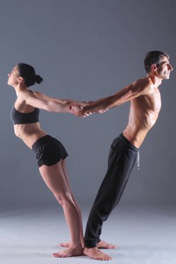 Genç çift Acro yoga mat Studio birlikte uygulamak. Acroyoga. Çift yoga. Ortak yoga.