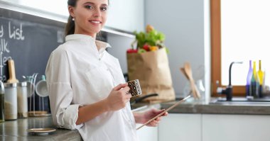 mutfak arka planı duran genç bir kadın portresi.