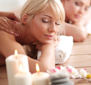 Rahatlatıcı ve spa merkezinde zevk iki genç güzel kadın. İki genç güzel kadın rahatlatıcı