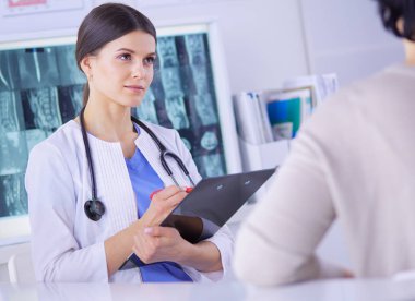 Hastanede tıbbi danışmanlık. Doktor bir hastanın sorunlarını dinliyor.