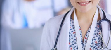 Hastane lobisinde tablet bilgisayar kullanan kadın doktor.