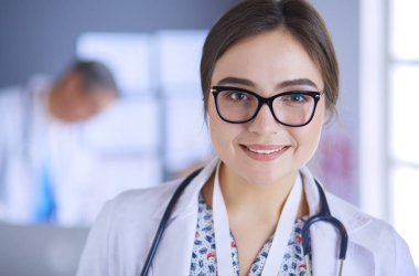 Hastane lobisinde tablet bilgisayar kullanan kadın doktor.