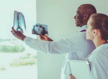 Doktorlar bir metastazda röntgen analizi yapıyor. Doktorlar.