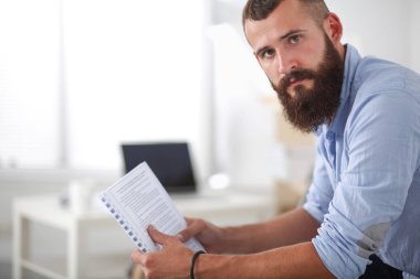 Sandalyeokuma kağıtları oturan işadamı portresi