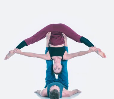 Genç atletik çift pratik acroyoga. Çiftinde Dengeleme.