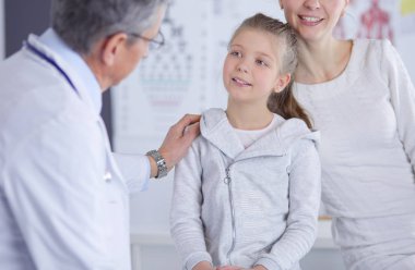 Annesiyle birlikte küçük bir kız danışmanlık için doktora gitmiş.