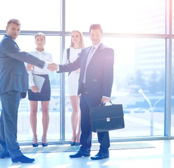 Imagen completa de dos exitosos hombres de negocios estrechándose la mano entre sí —  Fotos de Stock