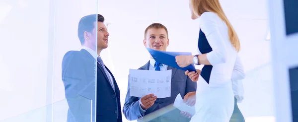 Portret van een jonge zakenman met collega 's op de achtergrond. Portret van een jonge zakenman. — Stockfoto