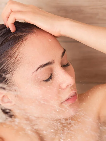 Young beautyful woman under shower in bathroom. — Stock Photo, Image