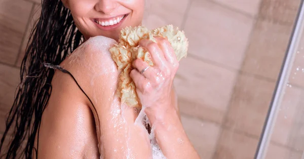 Jovem mulher bonita sob o chuveiro no banheiro — Fotografia de Stock