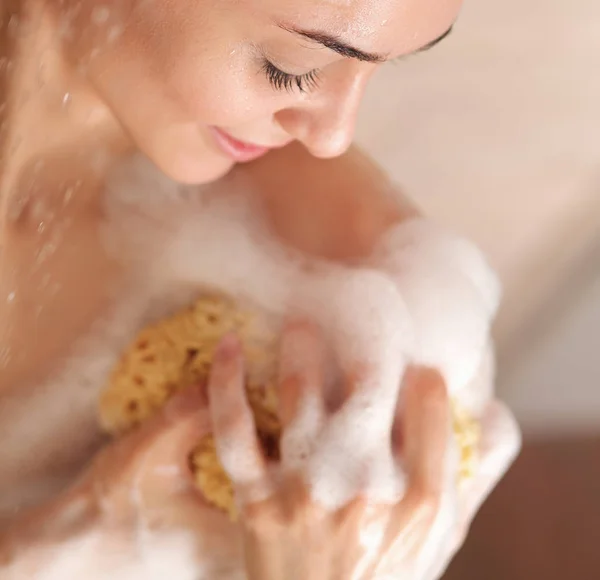 Молодая красивая женщина под душем в ванной комнате . — стоковое фото