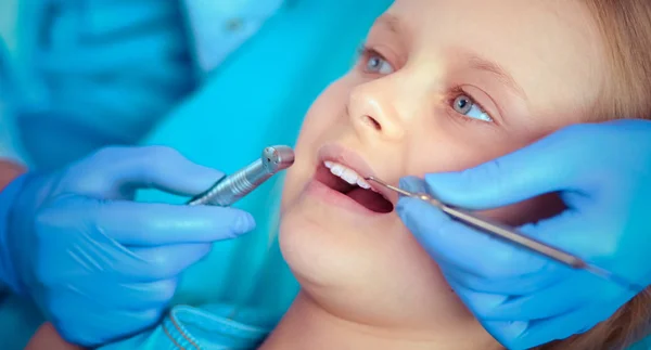 Niña sentada en el consultorio de dentistas. — Foto de Stock