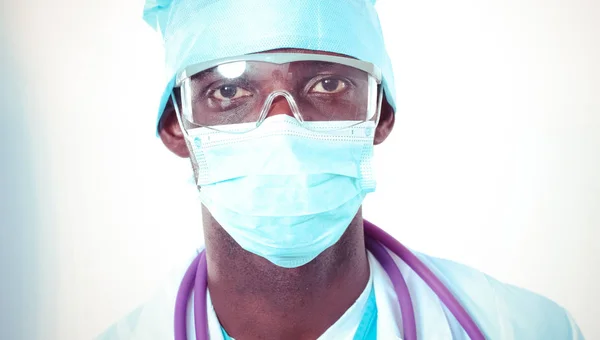 Portret van een dokter met een masker en uniform. geïsoleerd op witte achtergrond. Dokter.. — Stockfoto