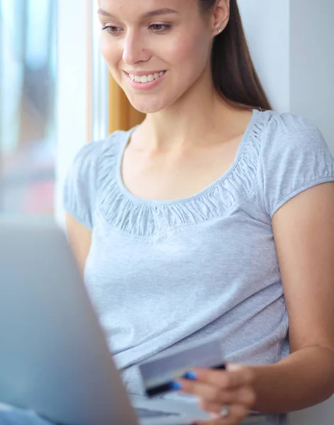 Joven hermosa mujer usando una computadora portátil en casa. Joven hermosa mujer . —  Fotos de Stock