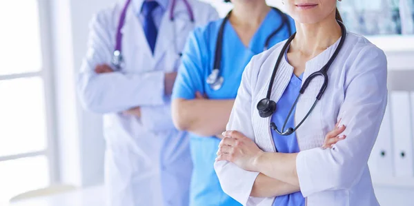Hastane Kaza ve Acil Servis 'te duran bir grup doktor ve hemşire — Stok fotoğraf