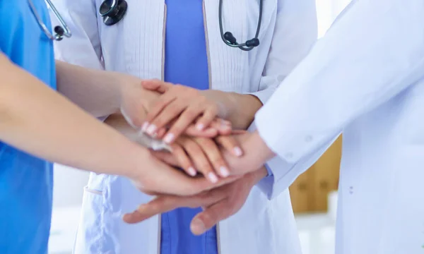 Grupo de médicos poniendo sus manos juntas —  Fotos de Stock