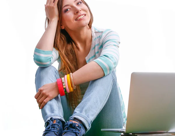 Ung kvinna med laptop sitter på grönt gräs. Porträtt ung kvinna — Stockfoto