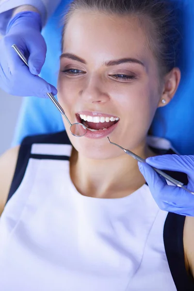 Dişçi muayenehanesinde diş muayenesi yapan ağzı açık genç bir kadın hasta.. — Stok fotoğraf