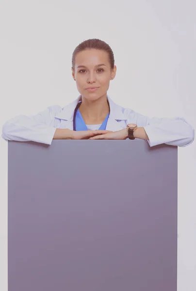 Νεαρή γυναίκα γιατρός με στηθοσκόπιο στέκεται κοντά στο κενό — Φωτογραφία Αρχείου