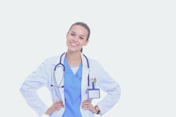 Bella giovane donna in cappotto bianco in posa con mano in tasca. Donna medico. — Foto Stock