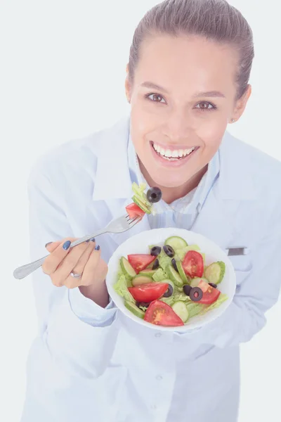 Retrato de una hermosa doctora sosteniendo un plato con verduras frescas. Mujeres doctores — Foto de Stock