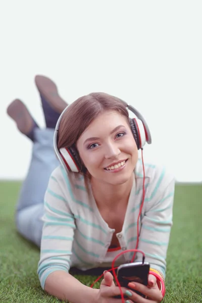 Mladá žena poslouchá hudbu. Mladá žena — Stock fotografie