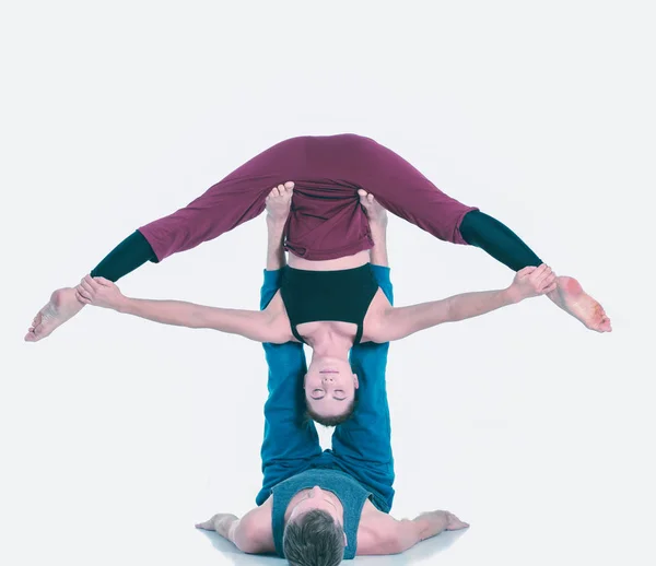 Cuplu atletic tânăr care practică acroyoga. Echilibrul în pereche . — Fotografie, imagine de stoc