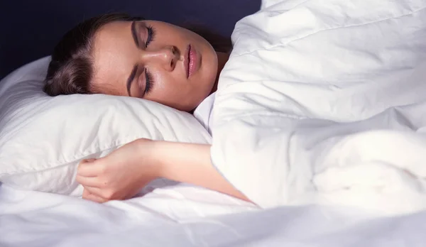 Beautiful young blonde woman sleeping in bed — Stock Photo, Image