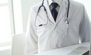 Hastanede bilgisayar başında çalışan doktorlar.