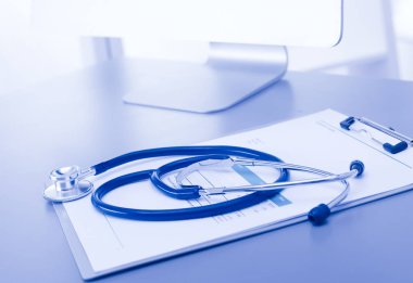 Tıbbi ekipman: Beyaz arka planda mavi steteskop ve tablet. Tıbbi ekipman