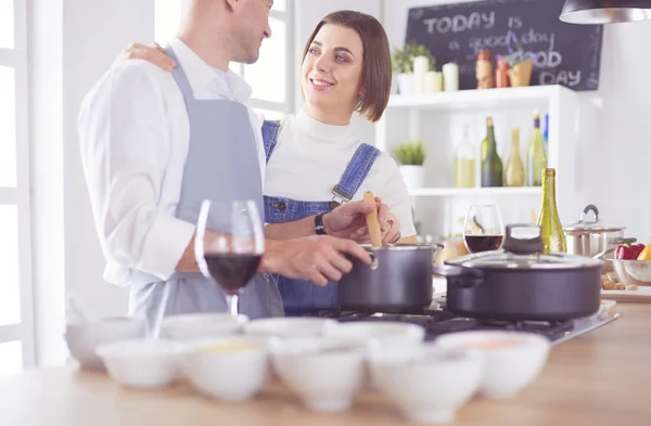 Casal cozinhar juntos na cozinha em casa — Fotografia de Stock