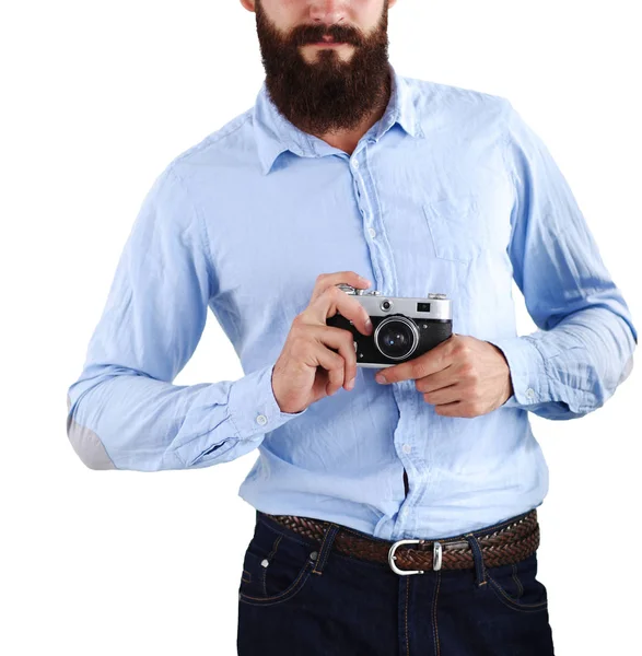 一个年轻摄影师的肖像，他带着照相机，背景是白色的 — 图库照片