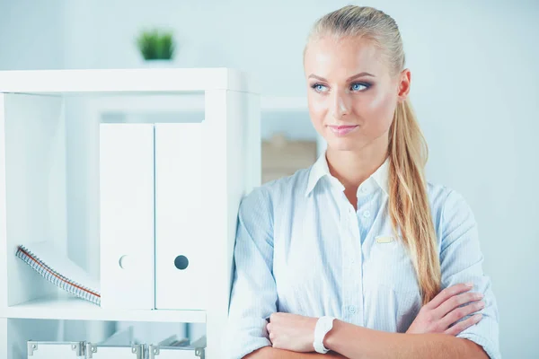 Mujer de negocios moderna de pie en la oficina — Foto de Stock