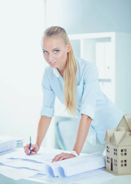 Vrouw ingenieur bespreken vergadering voor architectonisch project werken met partner en engineering tools op de werkplek — Stockfoto